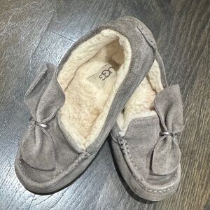 UGG Women's Tan Suede Slippers with Bow - GUC - size 5